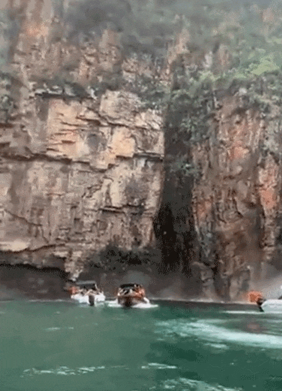 브라질 관광지 절벽 붕괴로 배 덮쳐 최소 7명 사망 참사  VIDEO:Shocking moment Brazilian cliff collapses on two tourist boats near popular sightseeing spot...