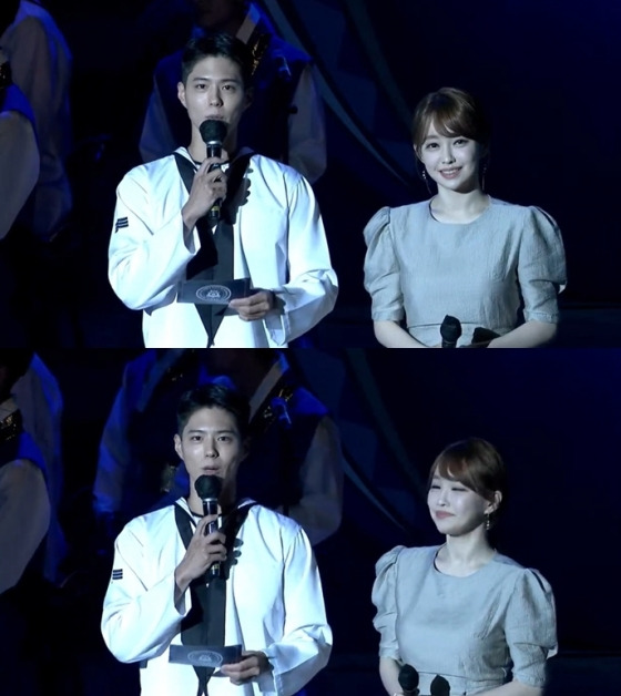 '군인' 박보검 '해군호국음악회' MC 등장...잘생김은 여전하네!