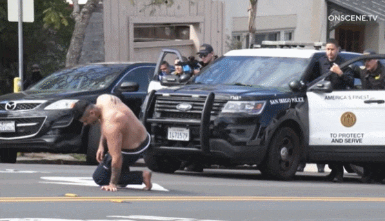 우리나라에선 볼 수 없는 미 경찰의 용의자 체포작전   VIDEO: Cops Tackle Man After Standoff (Caught On Camera) | San Diego