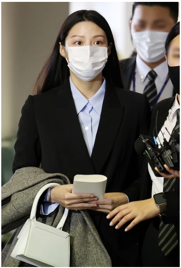 조민이 재판 때 든 신명품가방 '프랑스 자크뮈스 르 치키토 모옌 미니핸드백' 가격