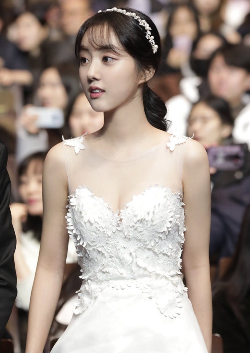 하얀 드레스를 입은 박세완
