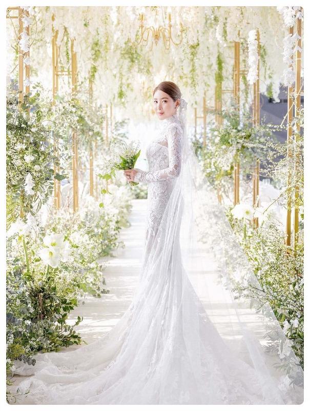 서인영 결혼식 웨딩드레스 화보 사진 시스루 패션 쥬얼리 멤버 박정아 이지현 하주연 김은정 하객 참석 조민아 불참 인스타 프로필 나이 데뷔 소속사
