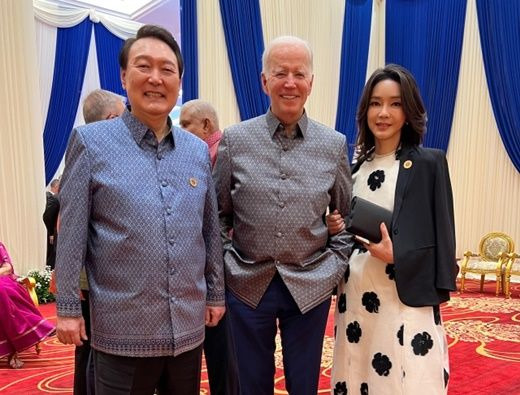김건희 여사, 바이든과 '팔짱'