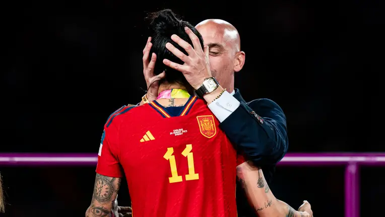 FIFA,  동의 없이 선수에게 키스한 스페인 축구 회장에 자격 정지 VIDEO: FIFA Suspends Spanish Soccer President Luis Rubiales After Kissing Player Without Consent
