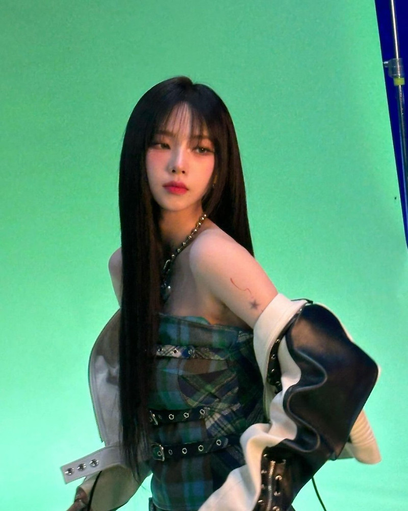 에스파 카리나가 팔다리에 붙인 타투 스티커로 눈길을 끌었다.