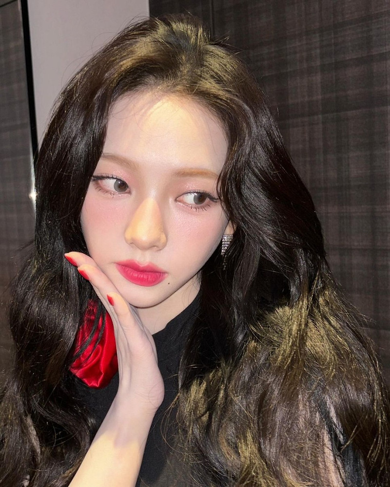걸그룹 에스파 멤버 카리나가 이재욱과 공개 열애 5주 만에 결별한 가운데, 결별 인정 하루 전 카리나가 올린 게시물에 눈길이 쏠렸다.