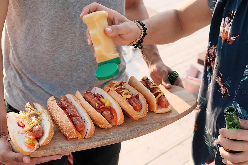 핫도그 등 수명을 단축시키는 음식들 Eating 1 hot dog takes 35 minutes off life, study suggests
