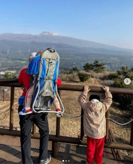 '18세 연하'임창정, 다섯째 막내 아들과 제주 근황 
