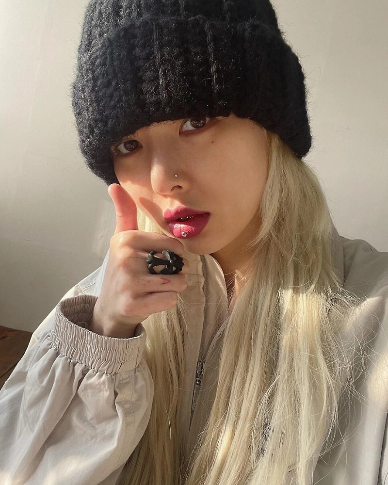 현아는 하트 이모티콘과 함께 여러 장의 사진을 게재 현아, 던과 재결합설 침묵하더니...은밀한 부위에 핑크 타투