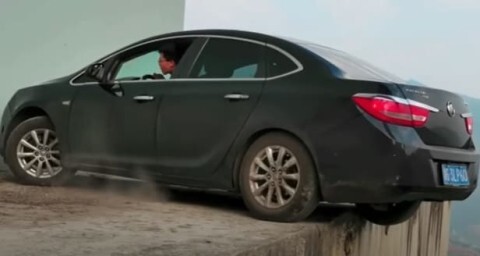 이런 곳에서 U턴이 가능...믿어지지 않아 VIDEO: Amazing Car U-Turn
