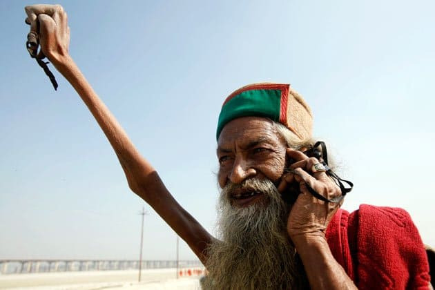 평생 오른손을 들고 사는 인도인 VIDEO:This Man Has Been Keeping His Arm Raised for Over 45 Years.