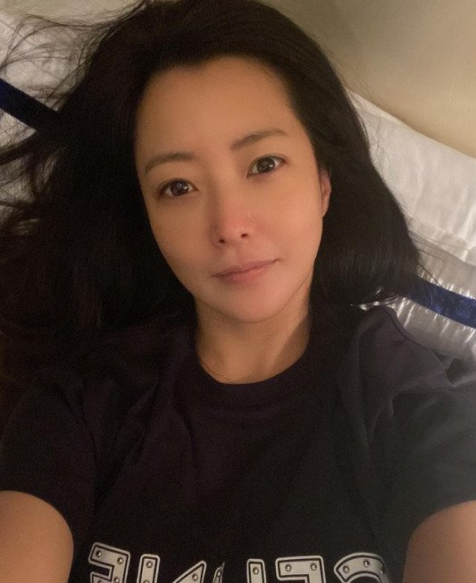 김희선, 45세 믿기지 않는 동안 미모 