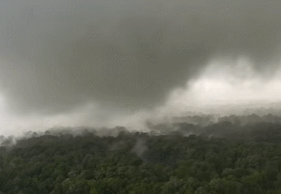 드론으로 토네이도 심장부 들여다 보는 사람들 VIDEO:Storm-Chaser Drone Takes Stunning Video Footage of a Tornado Up Close