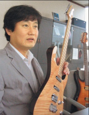 고(故) 신해철과 함께 밴드 넥스트 2기로 활동한 실력파 기타리스트 임창수 베트남서 오토바이 사고로 세상을 떠났다.