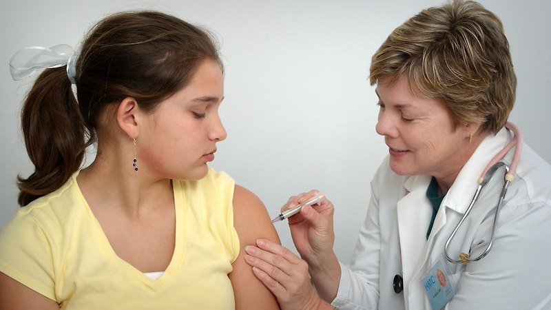 COVID-19 백신 접종을 둘러싼 논쟁: 속도 및 부작용