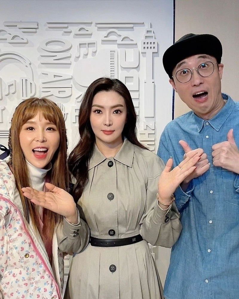 가수 최예진, '싱글벙글쇼' 익명가왕 13주 등극...