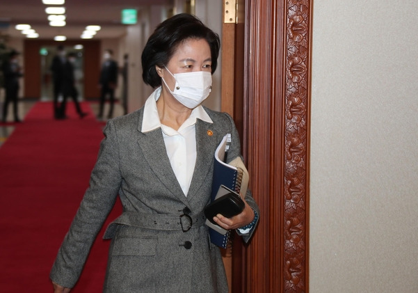 추미애, 헌정사상 초유 '윤석열 직무배제'… 尹 