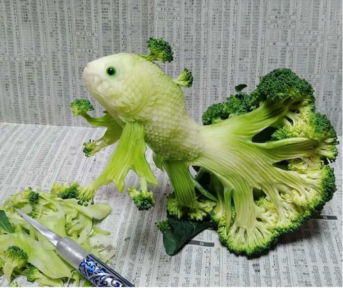 브로콜리 줄기로 뛰어오르는 생선을 조각하다 ㅣ 일본 사탕 예술  Japanese Food Artist Carves a Leaping Fish Out of a Stalk of Broccoli  ㅣ VIDEO:JAPANESE CANDY ART