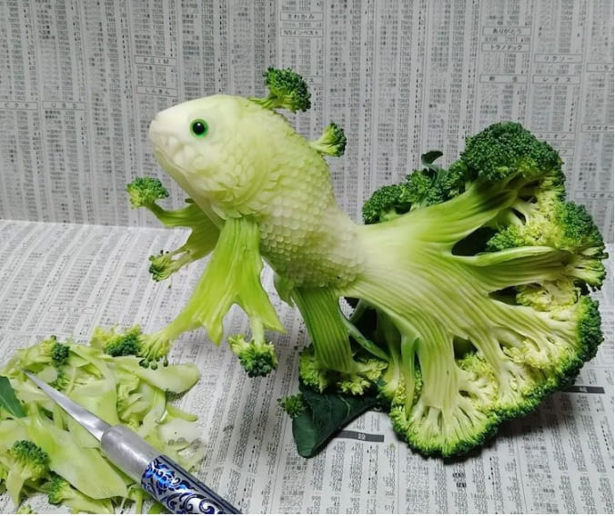 브로콜리 줄기로 뛰어오르는 생선을 조각하다 ㅣ 일본 사탕 예술  Japanese Food Artist Carves a Leaping Fish Out of a Stalk of Broccoli  ㅣ VIDEO:JAPANESE CANDY ART