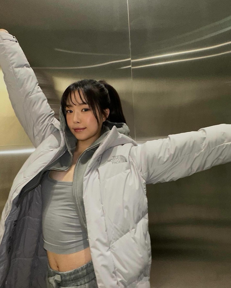 손나은, 배꼽 드러낸 군살 제로 몸매...고혹적 비주얼은 덤