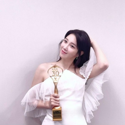 이지아, 우아美 넘치는 드레스 자태…연기대상 트로피 인증 [SNS컷]