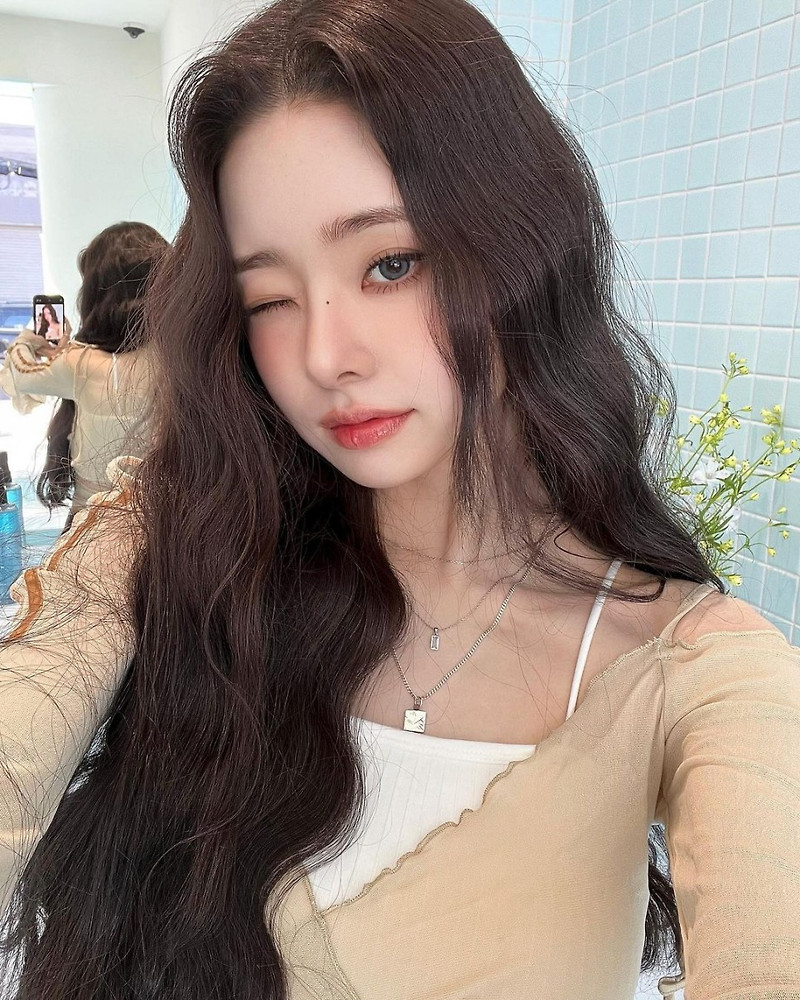 유튜버 프리지아(송지아)가 가품 착용 논란을 언급하며 눈물을 흘린 가운데 네티즌들은 부정적인 반응