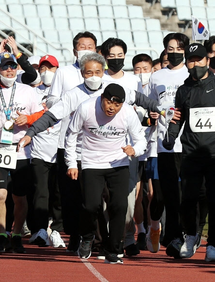 근긴장이상증, 이봉주 '굽은 등' 운동 질환