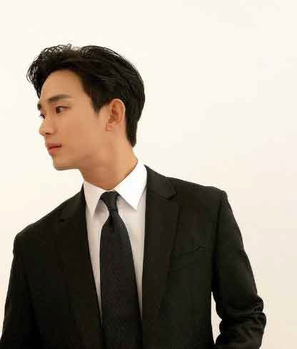김수현 '치명적 수트핏' 극강의 조각 미남..NG컷도 '여심 출렁'