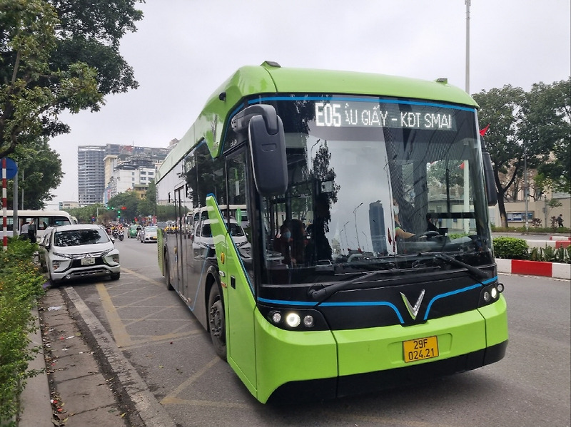 [하노이라이프] 롯데센터에서 미딩가는 전기버스