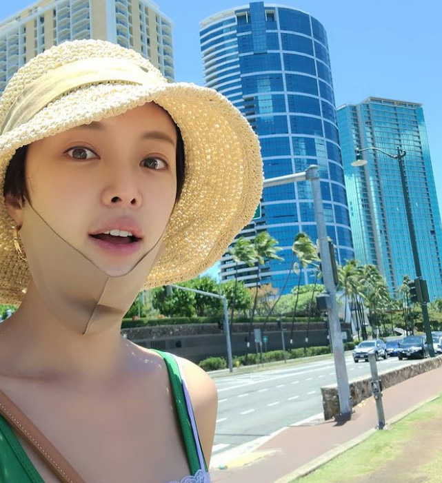 황정음, 밀짚모자 ＊민낯도 예쁜  '휴양지 여신' (SNS 컷)