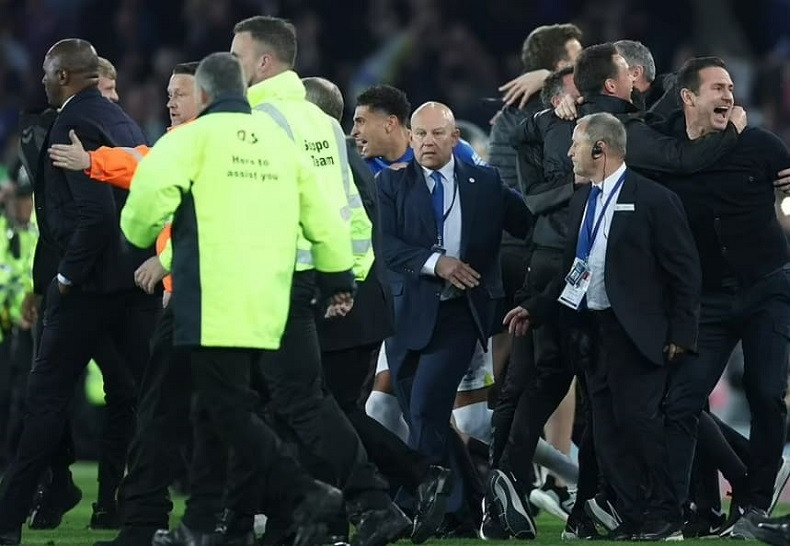 난동 폭력으로 얼룩진 영국 프리미어 리그 VIDEO: Shocking moment Everton pitch invader gives Vieira the middle finger