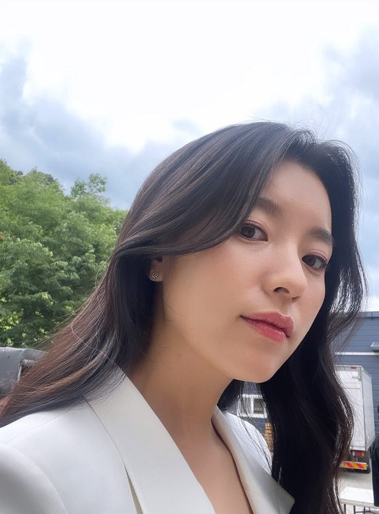'172cm' 한효주, 올 화이트 수트도 소화하는 우월 기럭지! [사진]