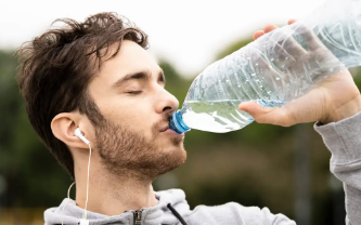아침에 물을 마시는 습관, 왜 중요할까?