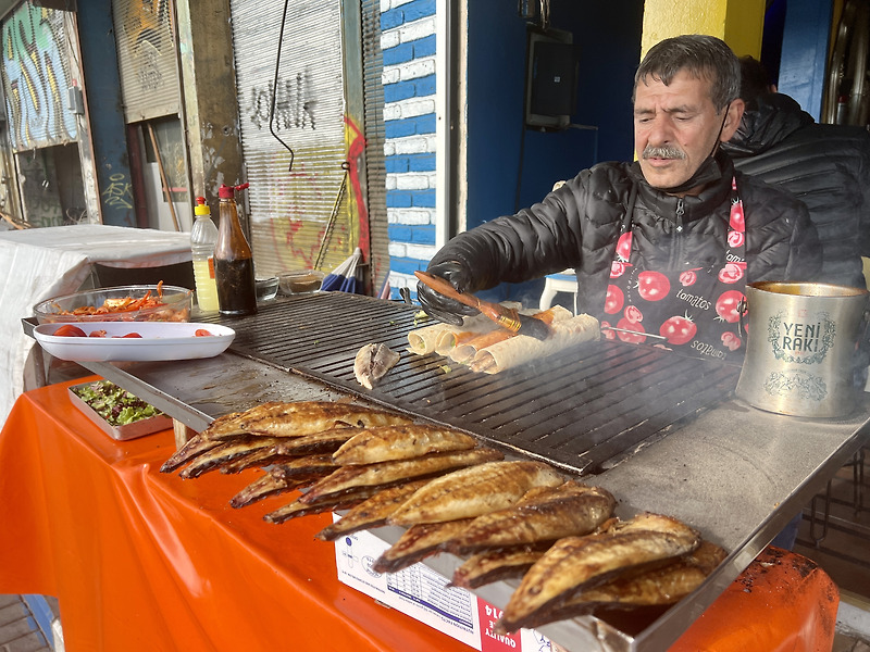 터키 이스탄불 고등어 케밥 맛집 추천 | Emin Usta 에서 고등어케밥 먹기