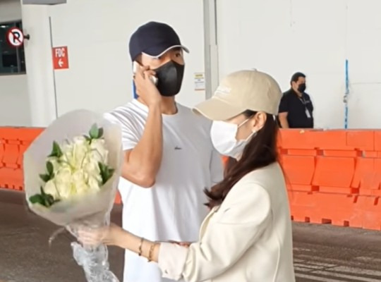 손예진 옆 현빈, 신혼여행 중 '정색'...노마스크로 
