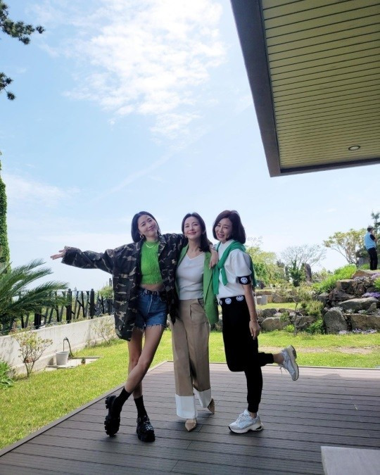 '170cm' 오윤아, 굽도 없는데 어떻게 이래! CG급 핫팬츠 각선미 [사진]