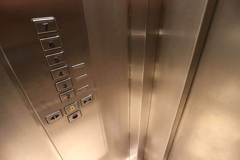 사고방지를 위한 전기식 엘리베이터의 안전장치