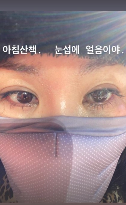 53세 엄정화, 이러니 날씬하지 강추위에도 아침 산책 