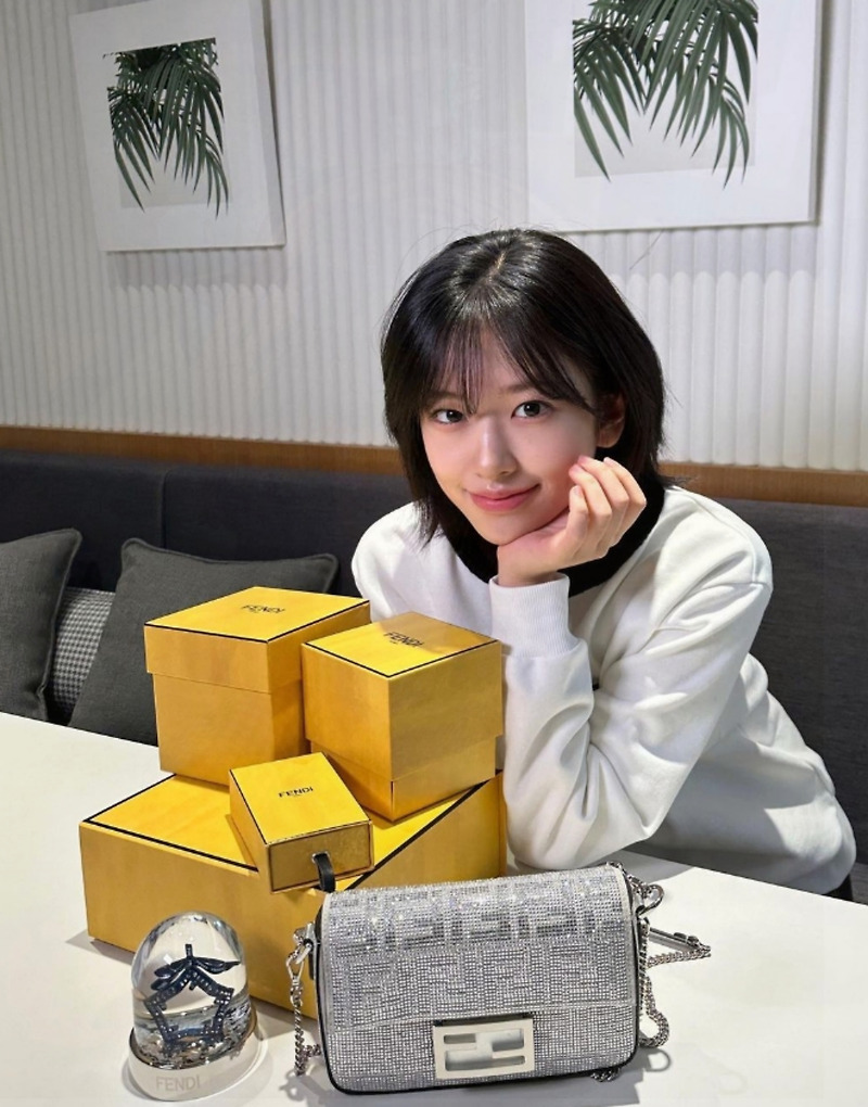 아이브 안유진 숨막히는 미모 어떤게 명품인지 모르겠지