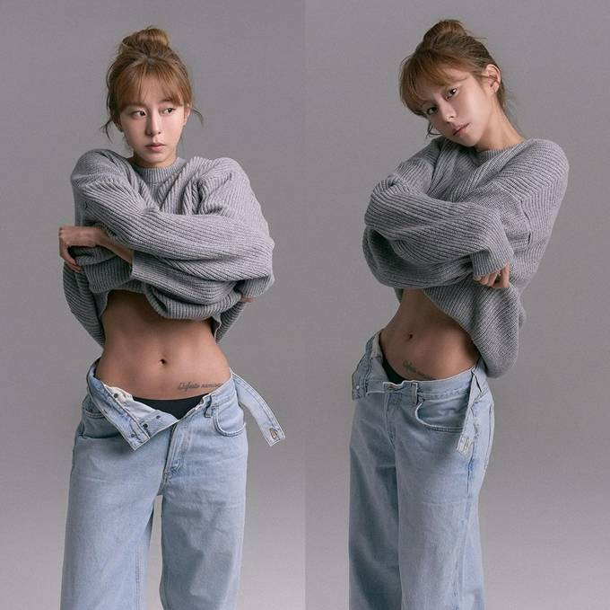 배우 유이가 청바지의 지퍼를 푸른 데님 팬츠와 니트 스웨터룩으로 11자 복근을 자랑