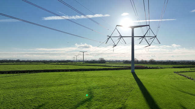영국, 세계 최초 'T형 송전탑'으로 에너지 공급 VIDEO: National Grid energise world’s first T-pylons
