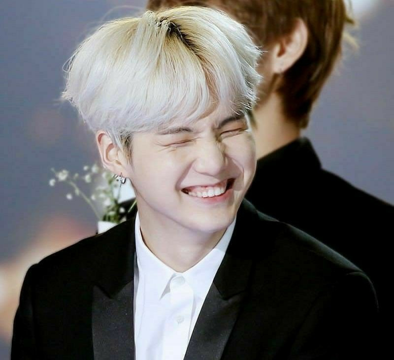 웃을때 눈코입 다 활짝 웃는 BTS 방탄소년단 슈가