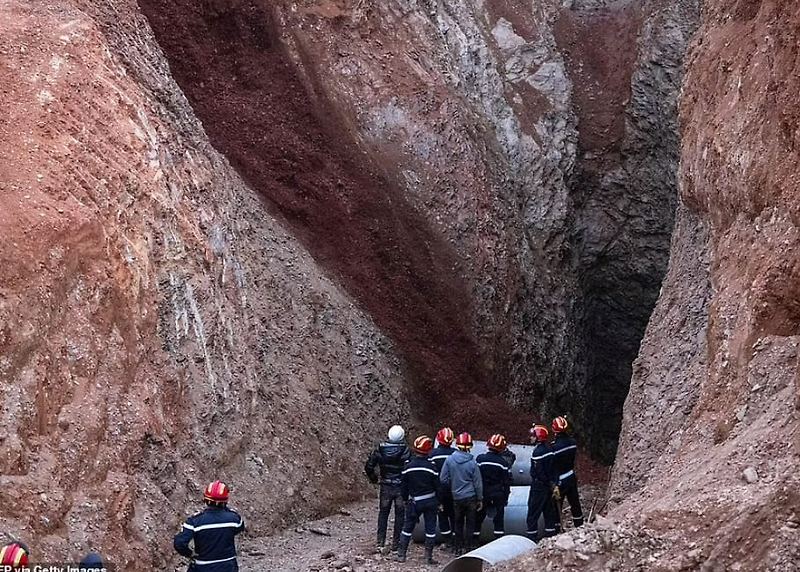 32m 우물 갱도에 빠진 어린아이 구출작전  VIDEO: Rescuers attempt to save boy trapped at the bottom of well in Morocco