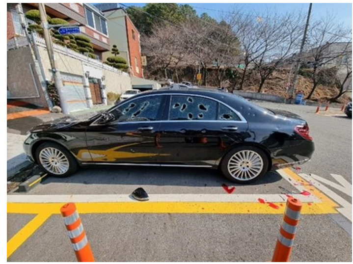 '분노조절장애 만난 불법주차 부산 벤츠 S500 차주' 주택가 주차장에서 처참하게 부서진 벤츠 반전 댓글