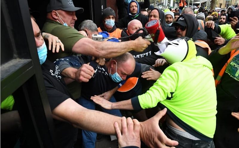 호주 멜버른 건설현장 백신 강제 접종 반대 격렬한 시위 VIDEO:Melbourne construction workers protest against mandatory vaccination