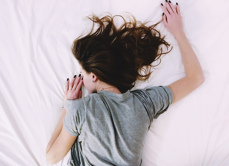 밤에 잠 못 드는 불면증 원인과 치료법