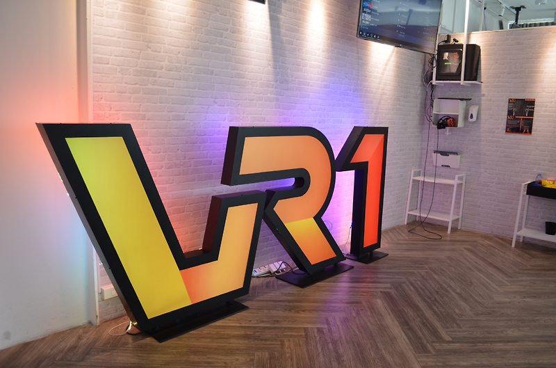 방콕 통의 새로운 놀이공간 VR1 가상현실 카페