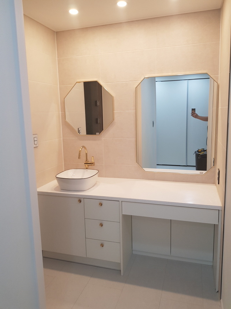 욕실(파우더룸) 벽걸이 거울 셀프 설치