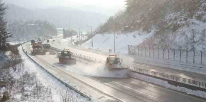 국토부, 겨울철 도로안전 24시간 비상관리체계 운영 ㅣ 자동차 눈길 안전 대책