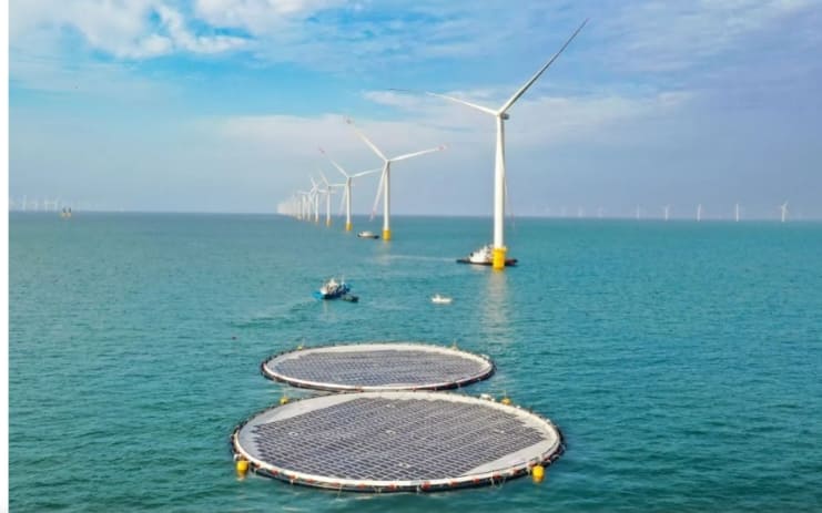 세계 최초 해상풍력 연계 해상 부유식 태양광 발전소 VIDEO: The world's first far-reaching sea wind-solar floating photovoltaic project put into use in Shandong